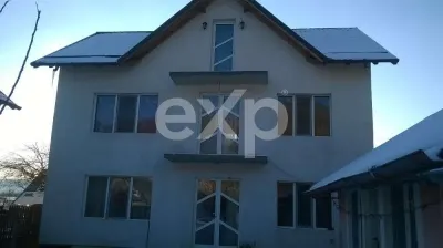 Casă spațioasă cu teren de 2.500 mp în Valea Mărului